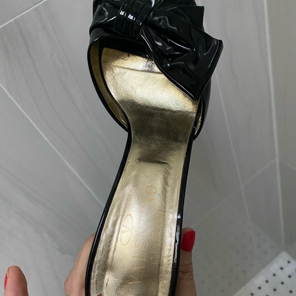 VALENTINO patent bow slides with gold sole and duster bag. - Picture 3 of 15